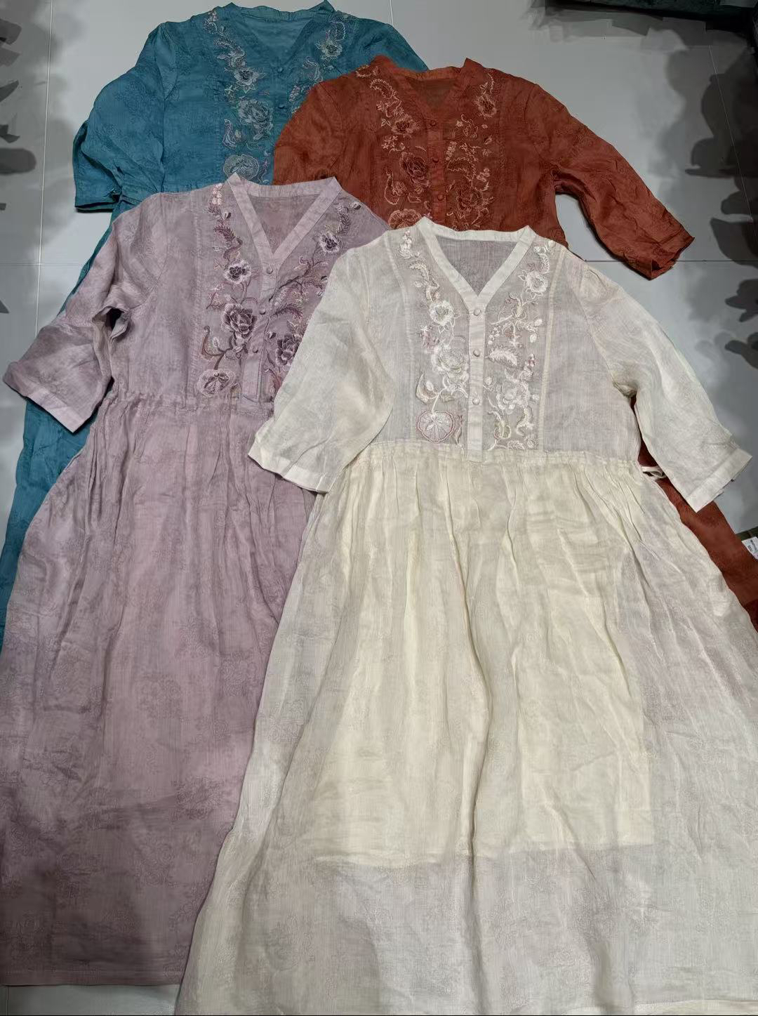 复古文艺苎麻门襟开扣重工刺绣宽松大摆显瘦收腰长款连衣裙