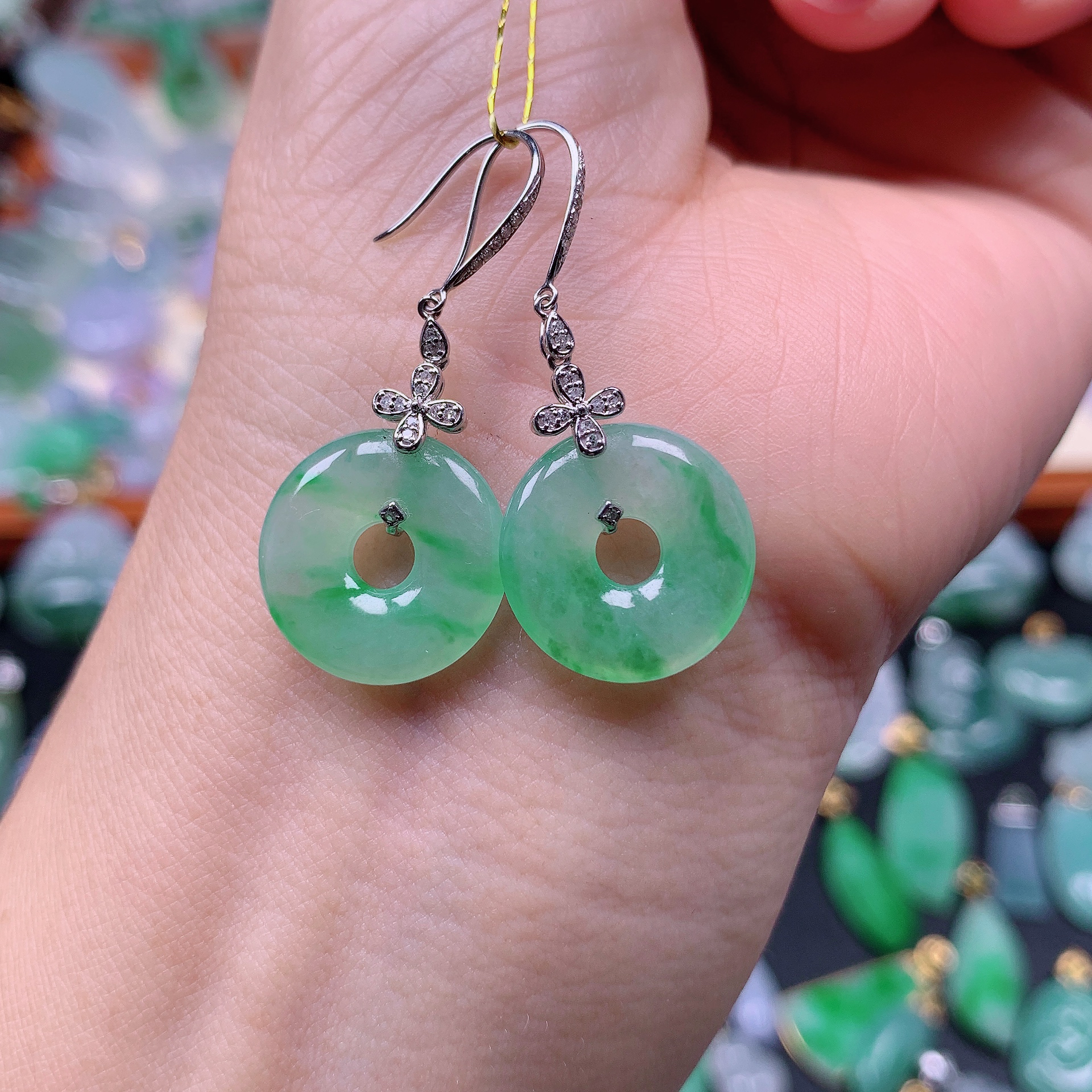 缅甸天然A货翡翠，冰飘阳绿甜甜圈耳环 编号585/1224尺15.8-3.1