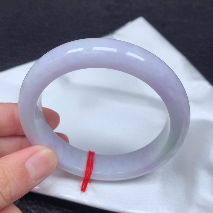 翡翠手镯未镶嵌。