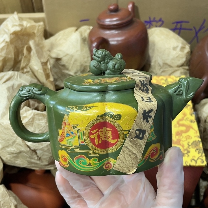 紫砂茶壶矿泥料，手工制作的一把紫砂壶。