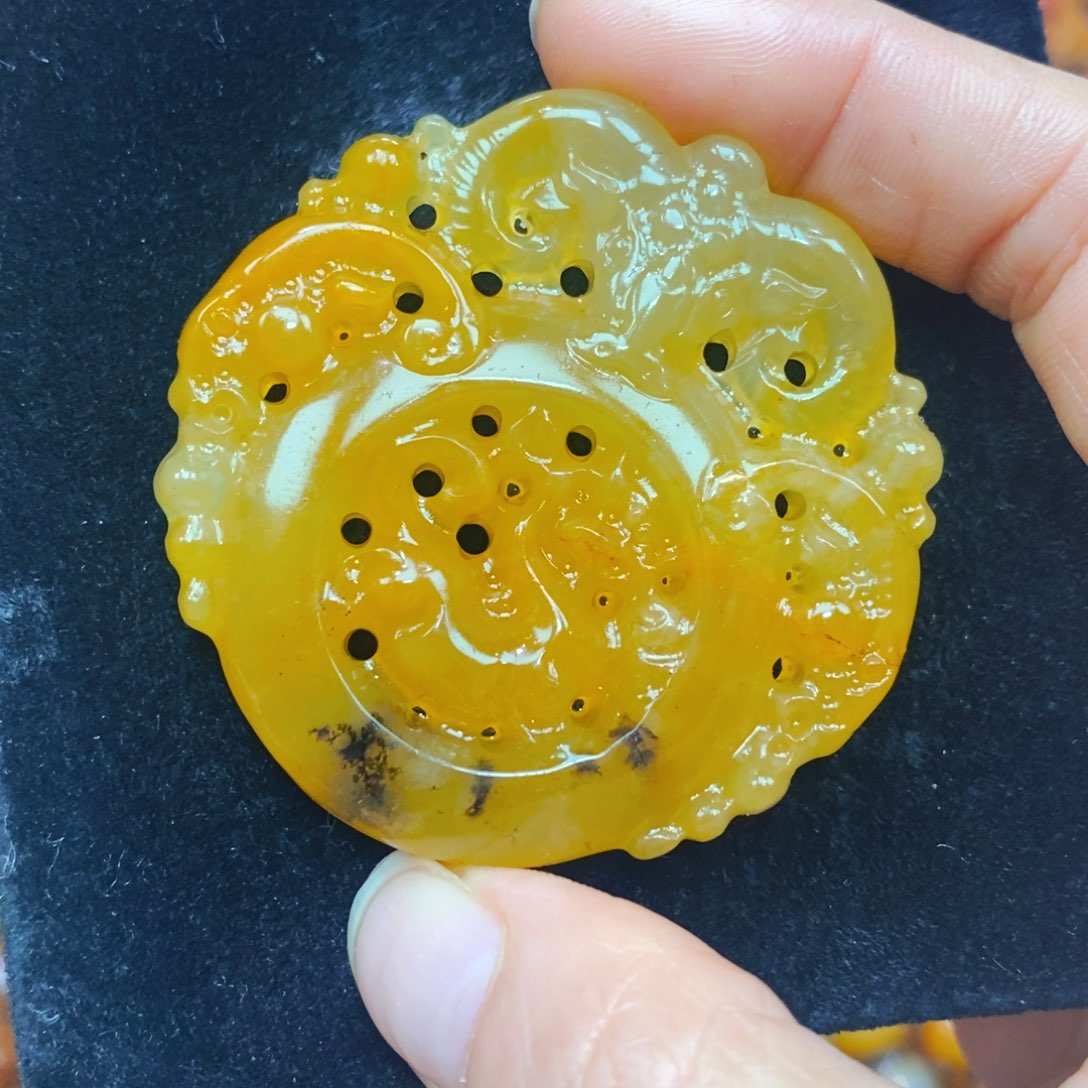 未镶嵌石英质玉（黄龙玉）颈饰