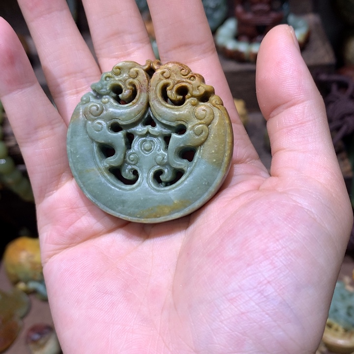 未镶嵌岫岩河磨玉（透闪石质玉）挂件