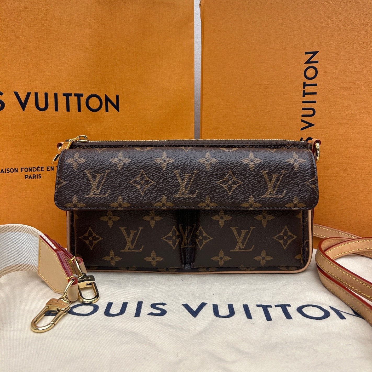 99新 LouisVuitton/路易威登 VIVA CITE老花双肩带米色肩带骆驼包