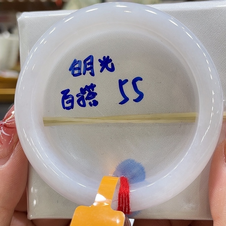 翡翠手镯未镶嵌翡翠手镯