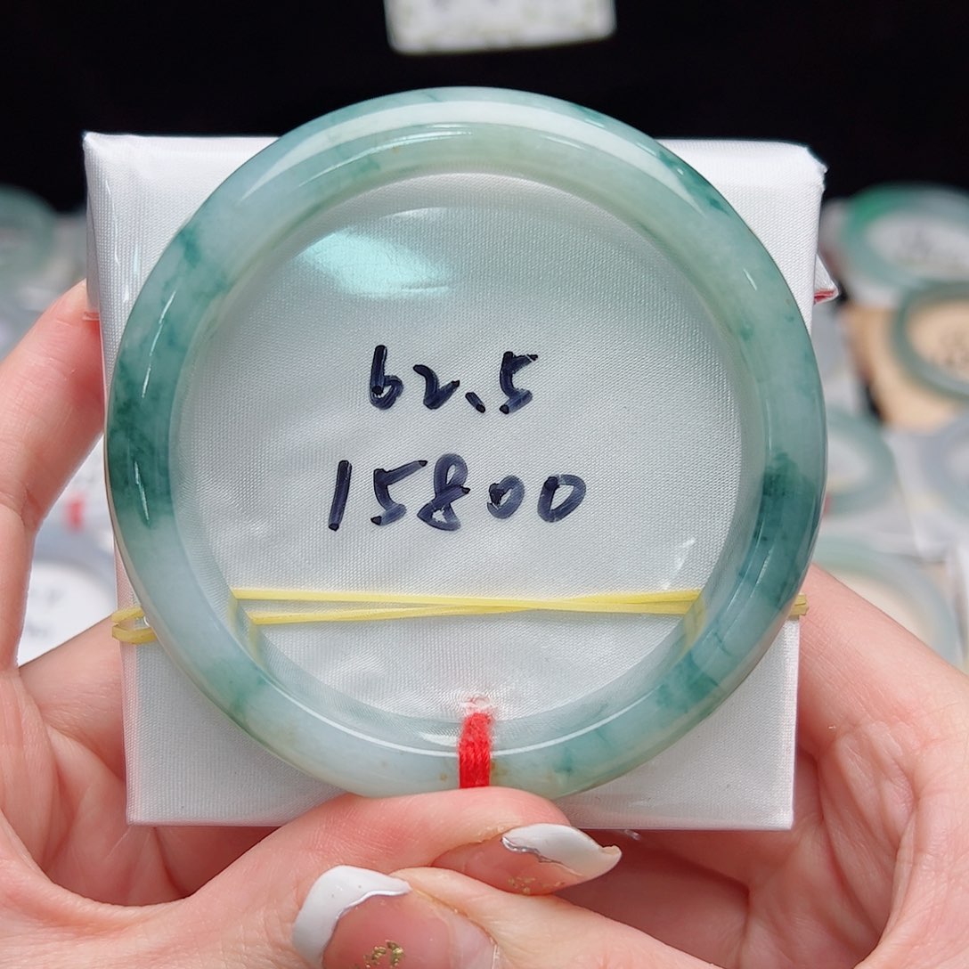 翡翠手镯未镶嵌天然