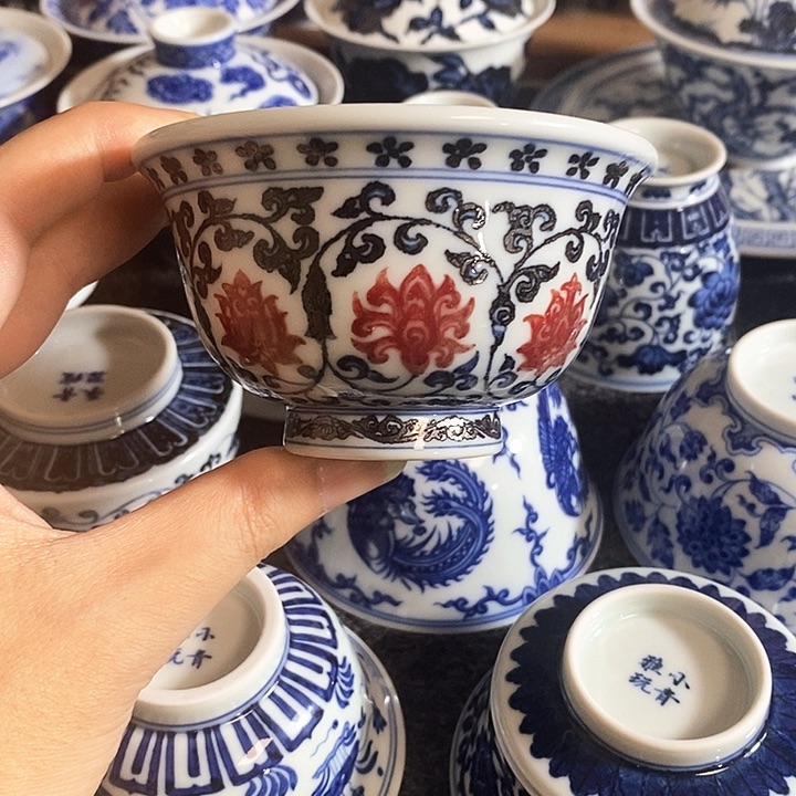 缠枝莲釉里红压手杯