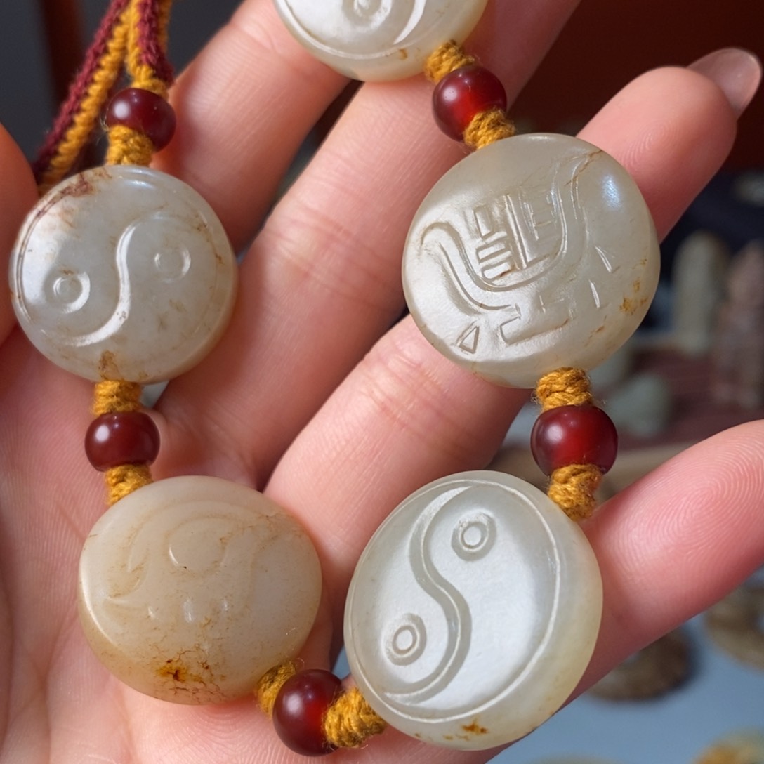 和田玉颈饰未镶嵌拳****）