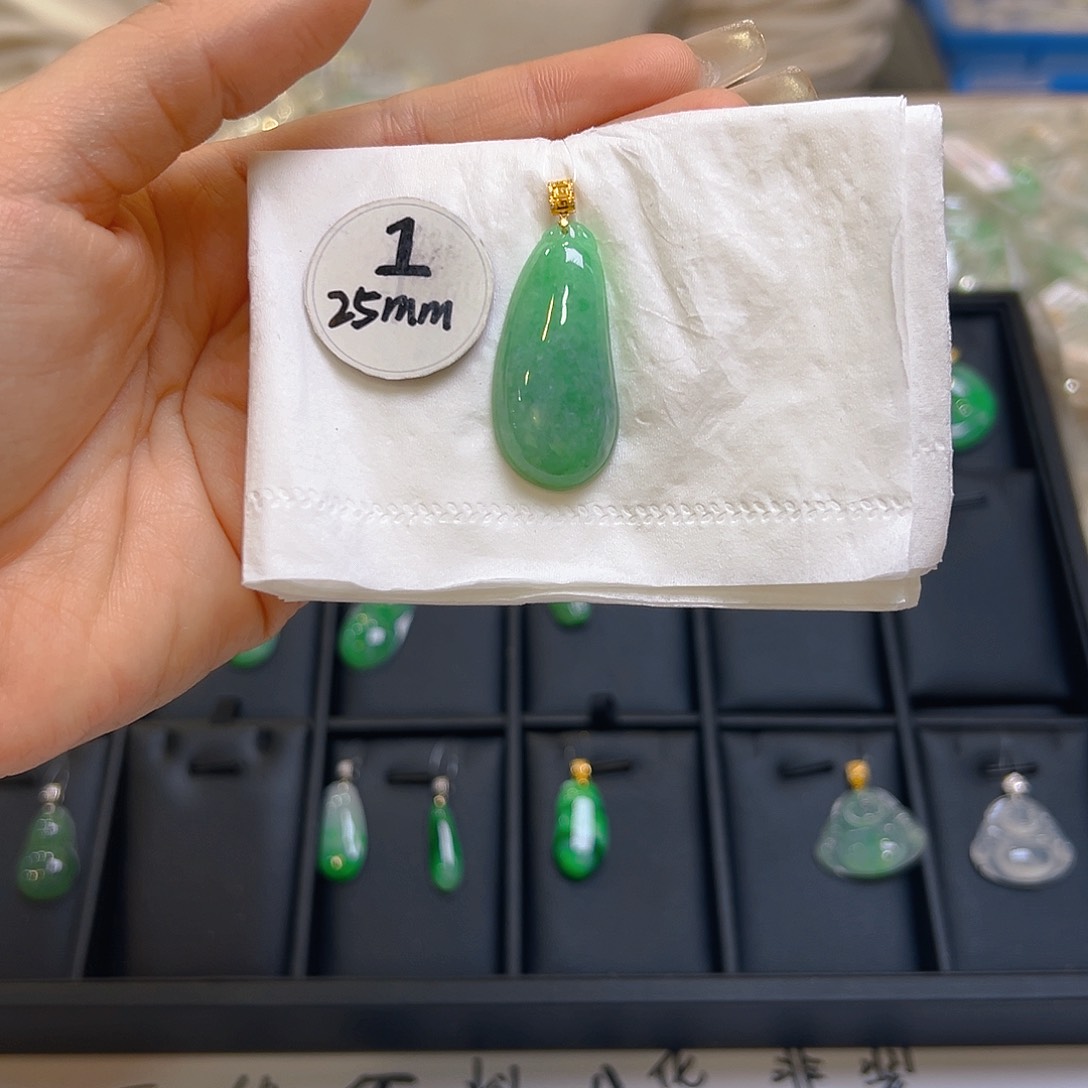 翡翠颈饰18K金镶嵌翡翠