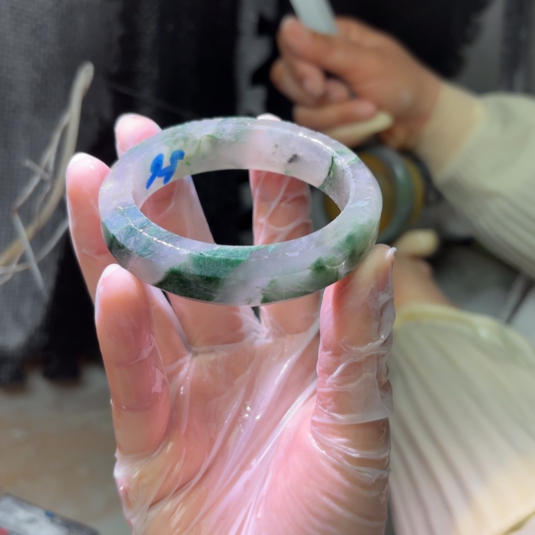 思***思石英质玉（非洲翠）未镶嵌手镯定制