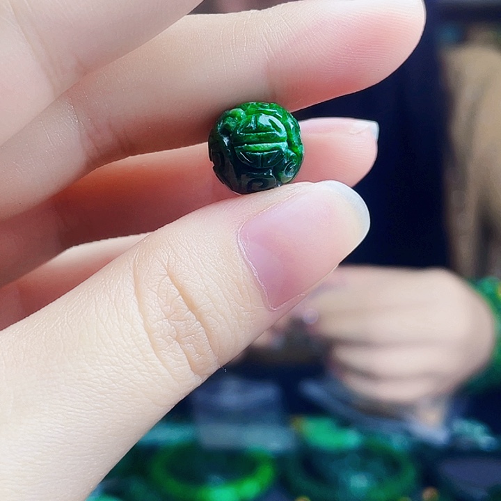 翡翠未镶嵌颈饰多样性