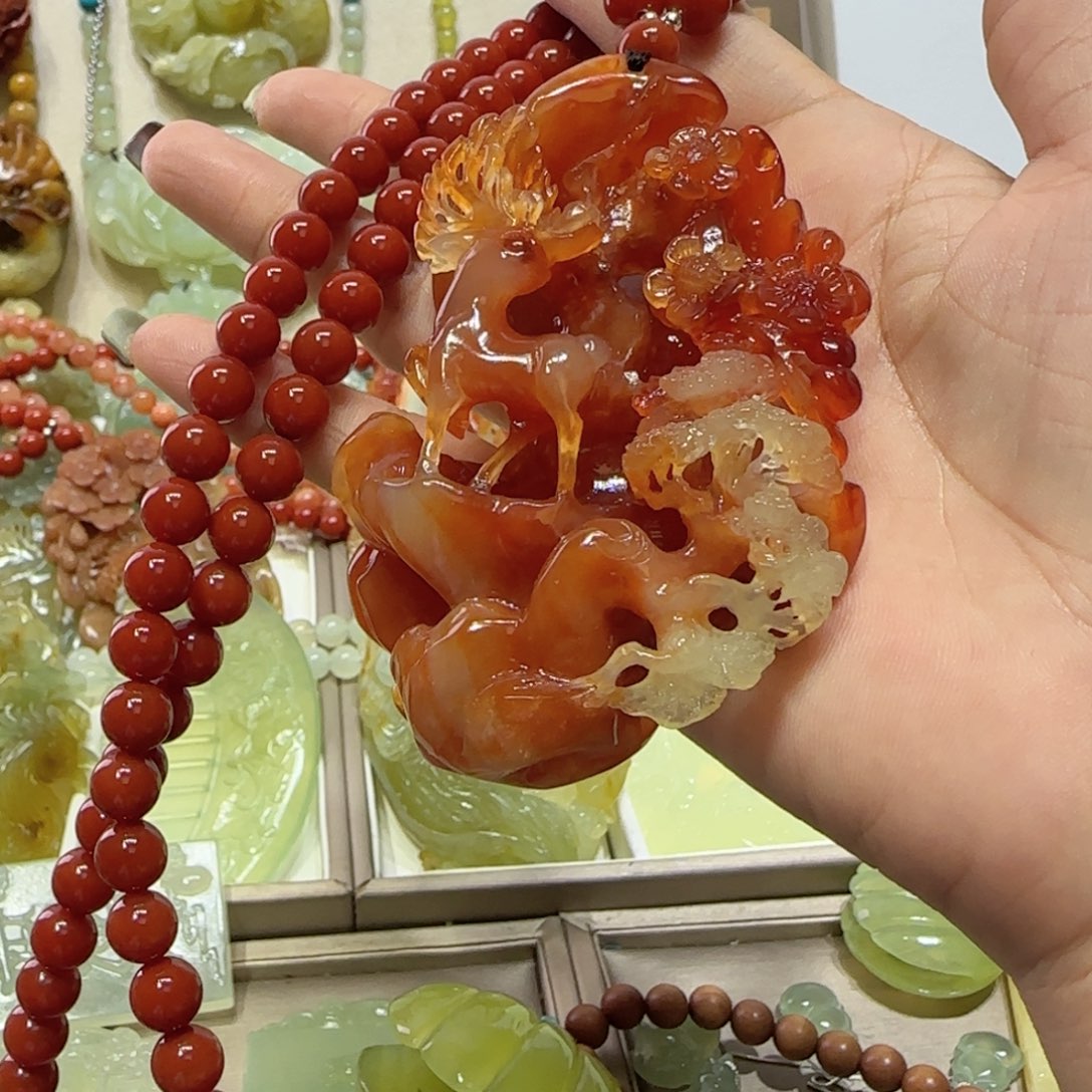 未镶嵌蛇纹石玉吊坠荔**?