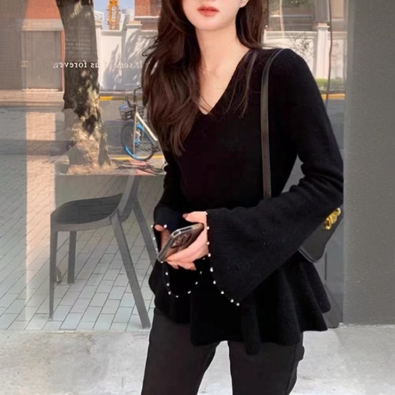 9262#黑色镶钻喇叭袖v领针织打底衫女冬季别致设计感内搭上衣