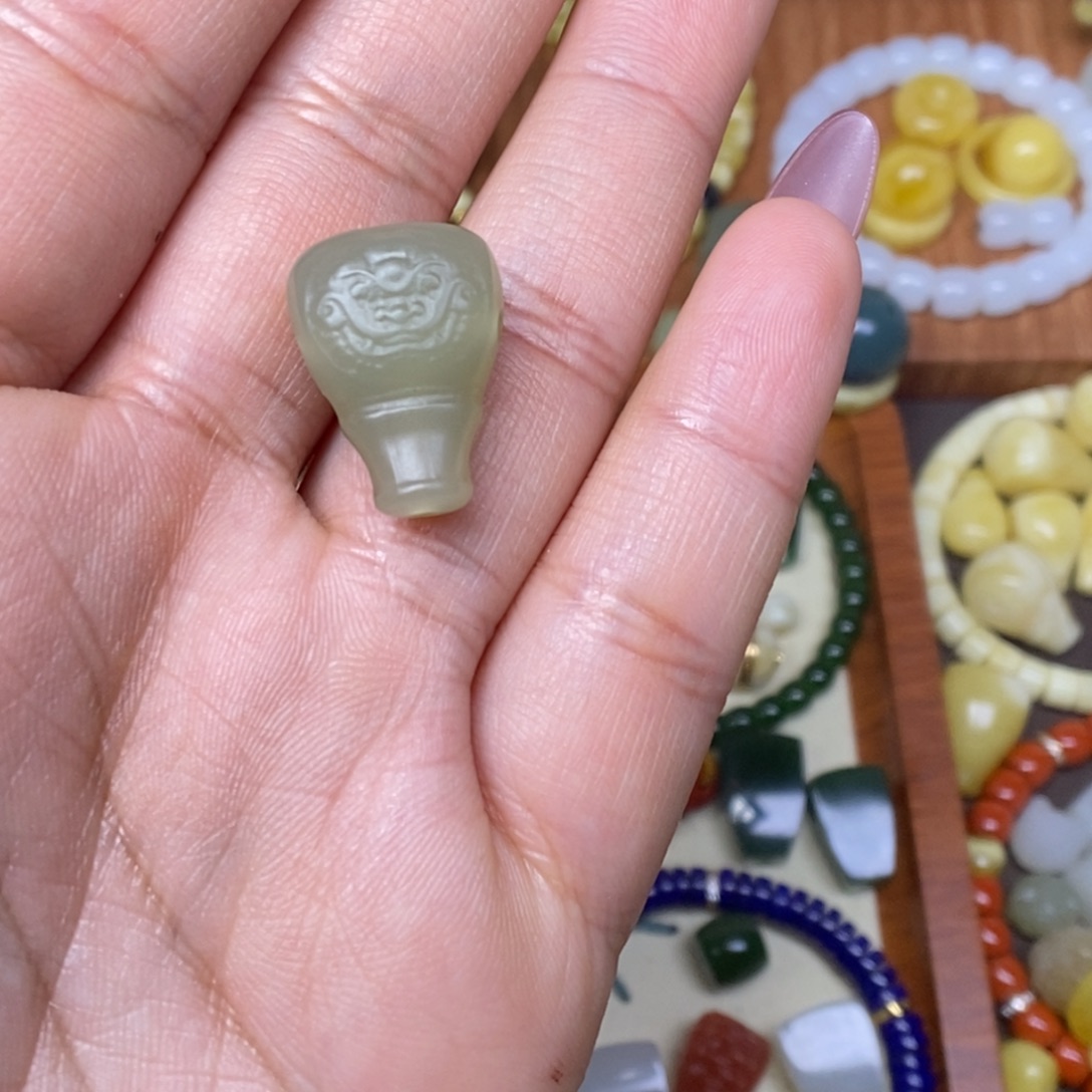禅***人和田玉未镶嵌耳饰