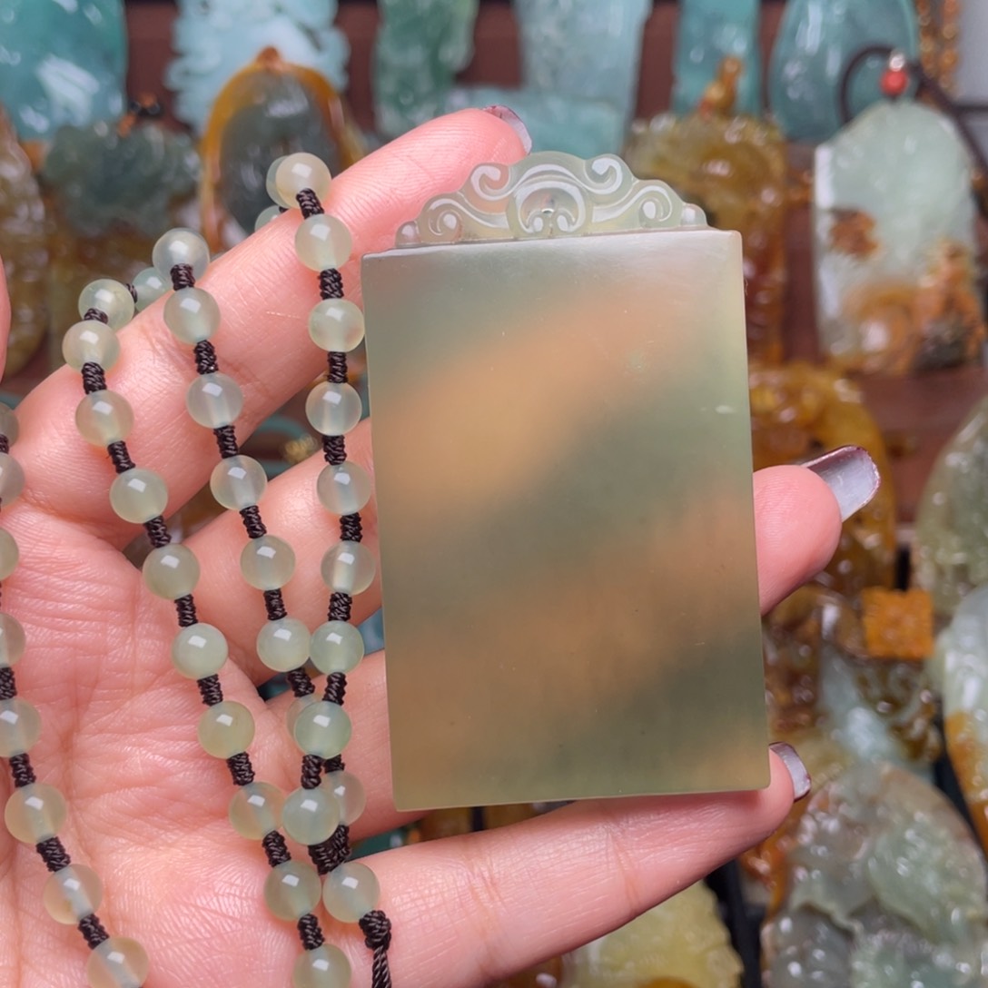 蛇纹石玉颈饰未镶嵌岩*