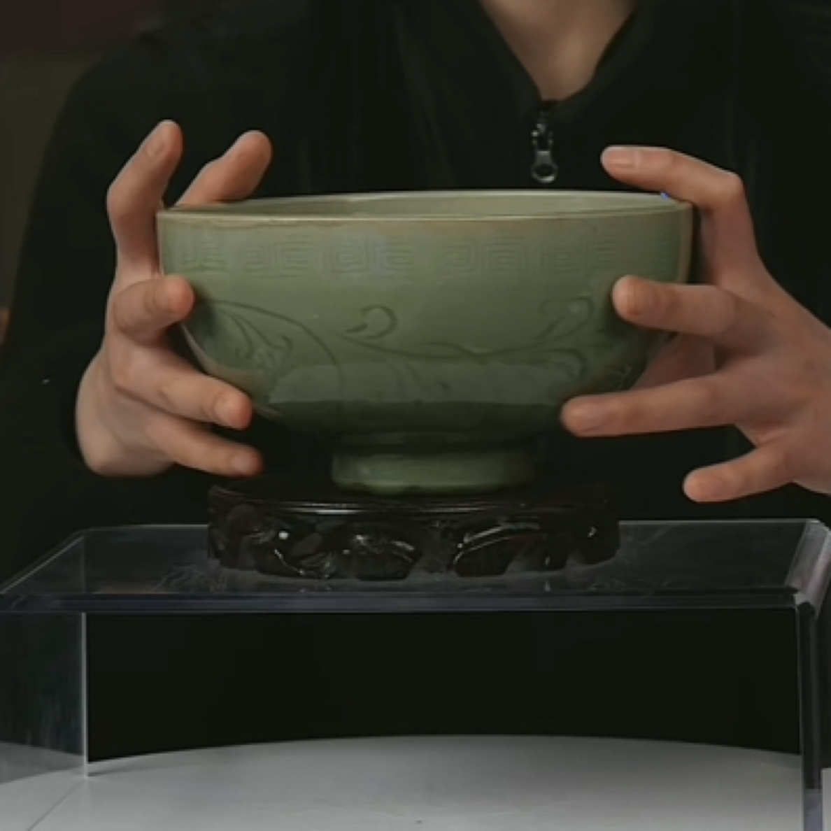 M龙泉窑梅子青釉内暗刻人物纹碗