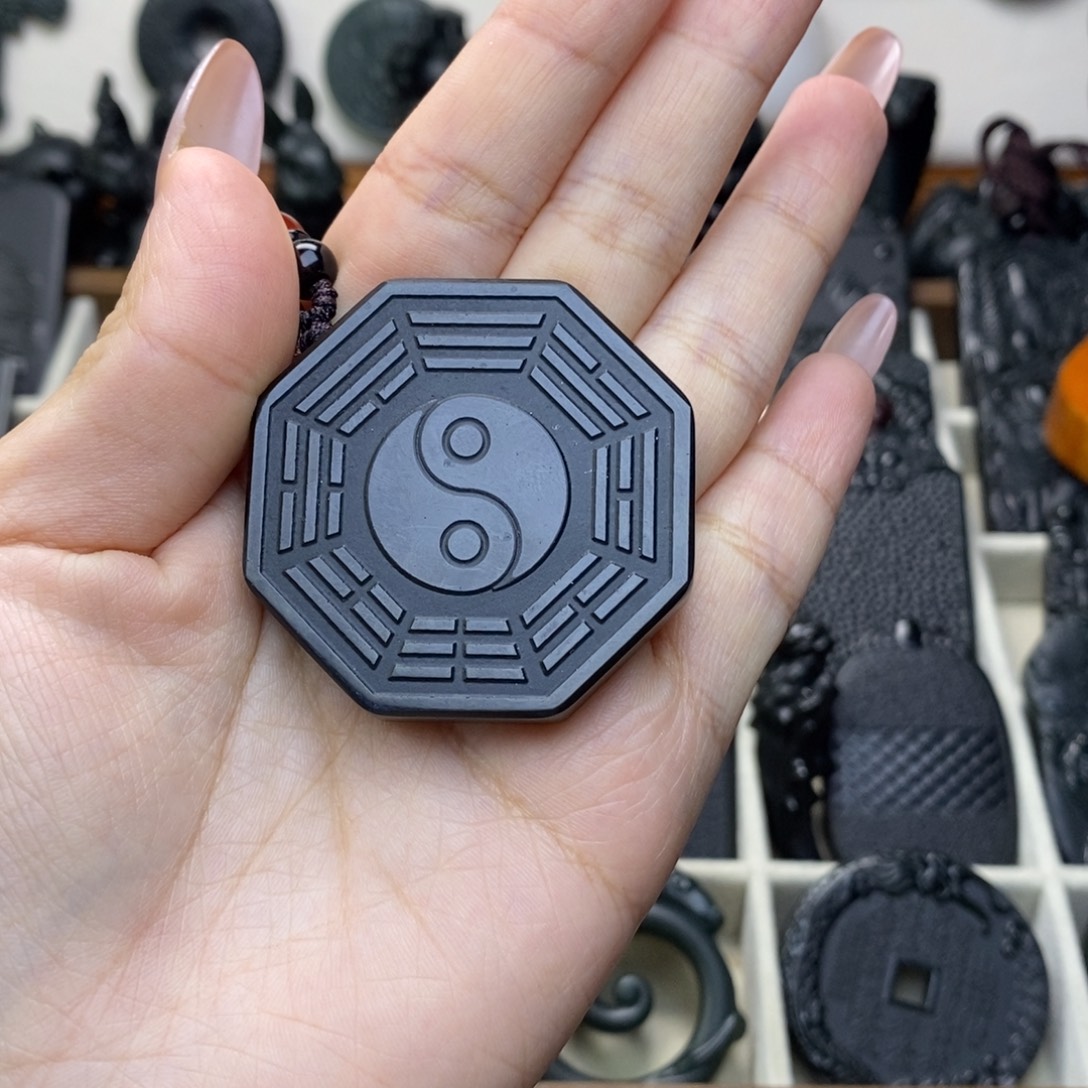 寒***影和田玉未镶嵌颈饰