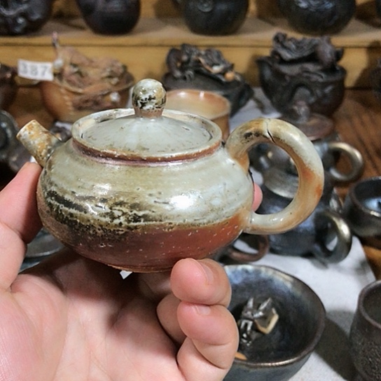 瓷片微瑕的粗陶茶壶