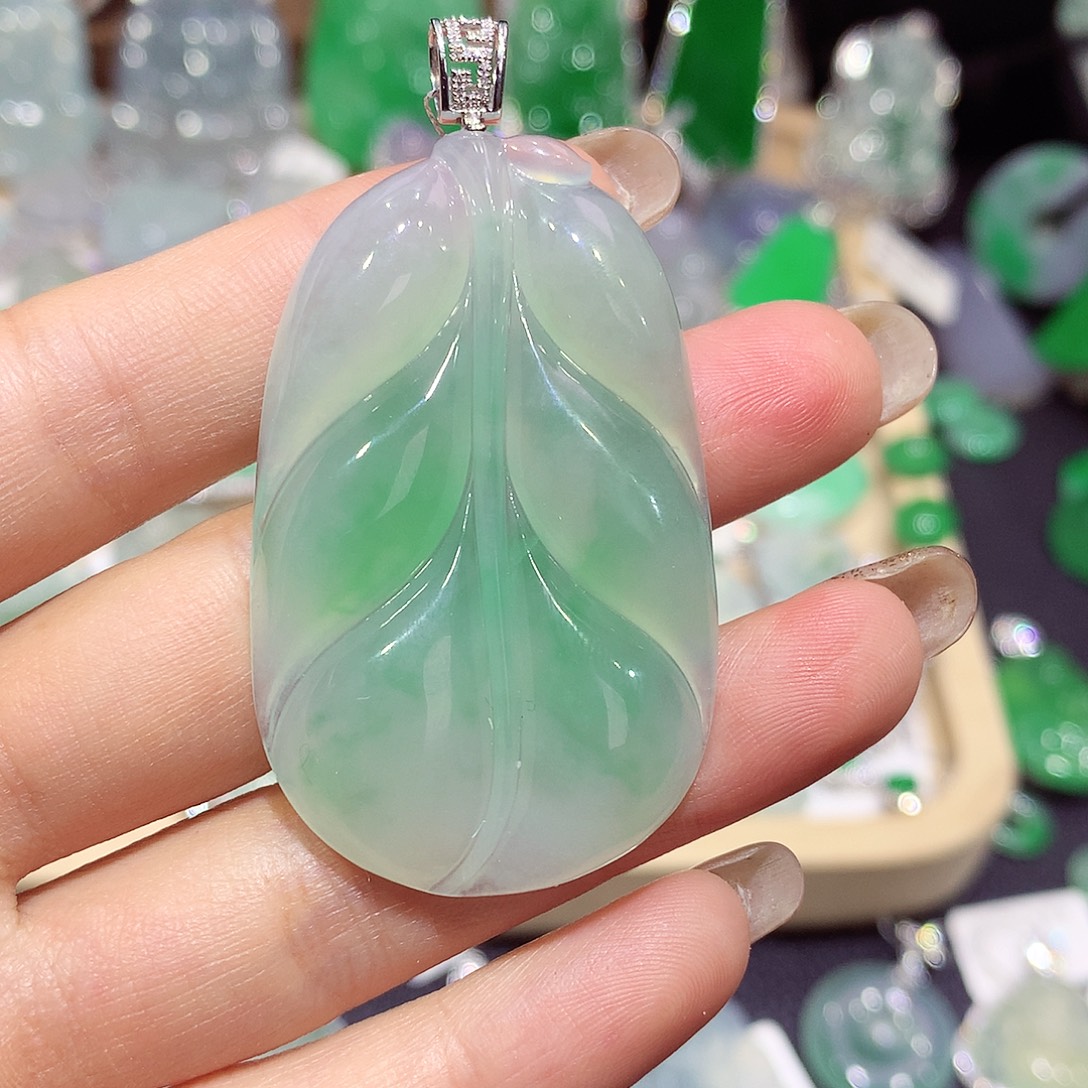 翡翠18K金镶嵌颈饰叶