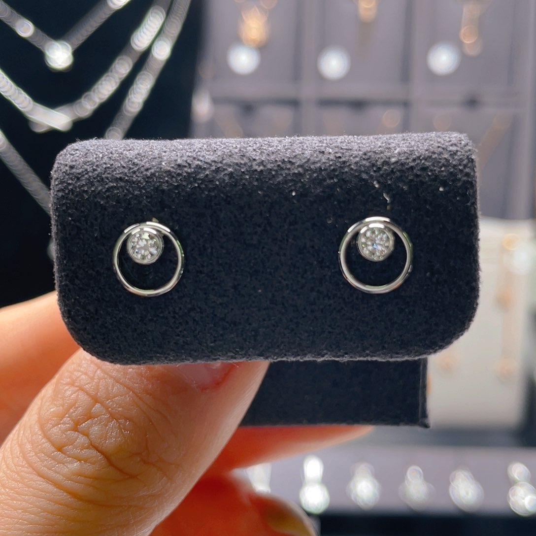 耳饰18K金镶嵌钻石耳钉