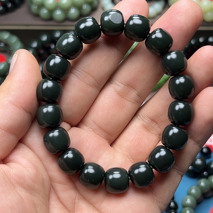 朝***我和田玉未镶嵌手链