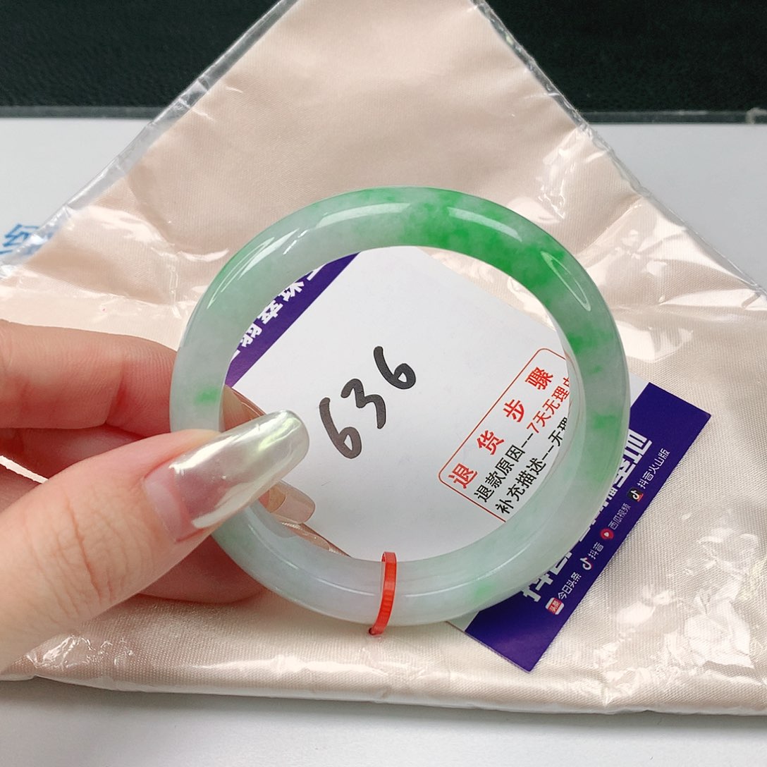 翡翠手镯未镶嵌翡翠手镯