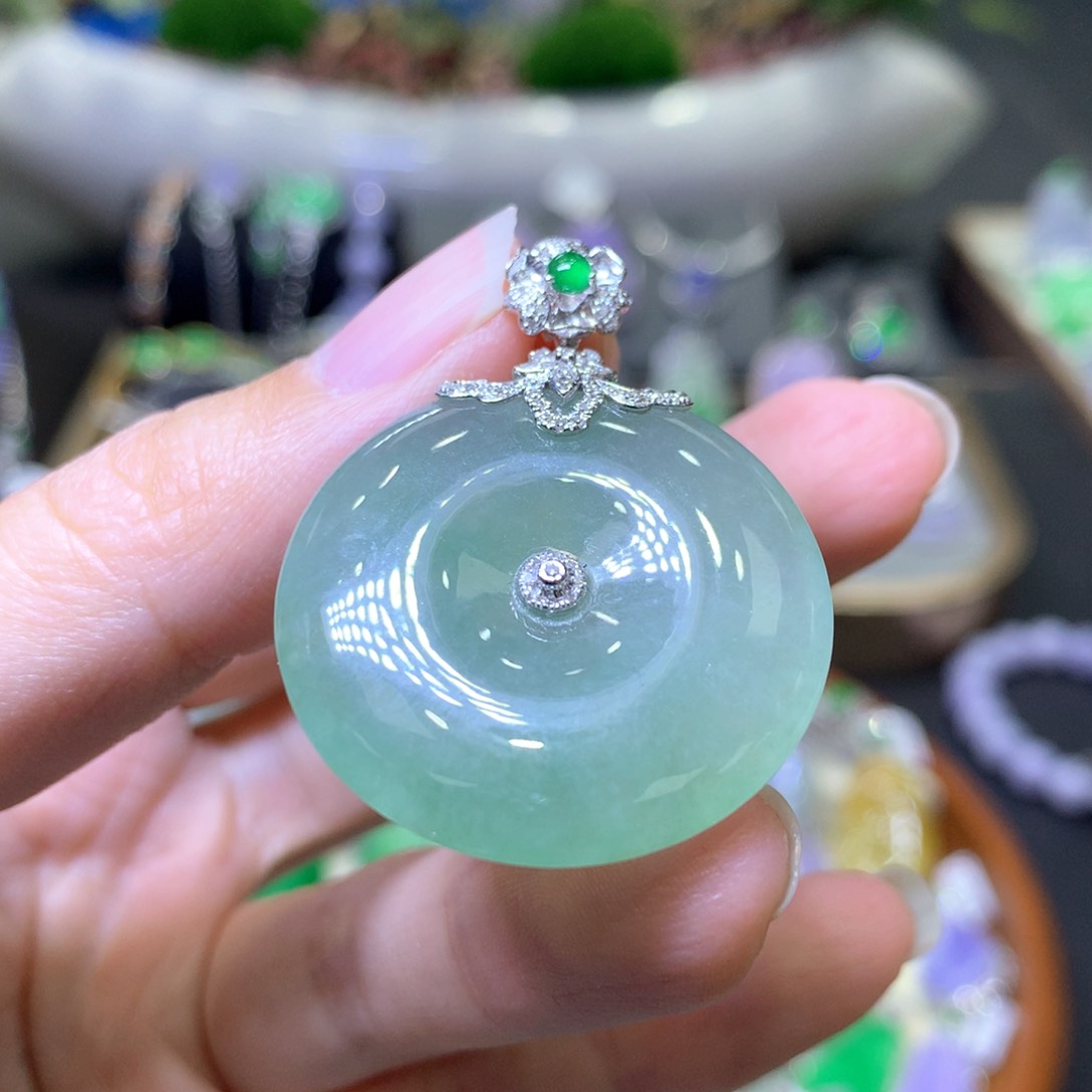 【闪购商品】翡翠颈饰18K金镶嵌翡翠吊坠项链