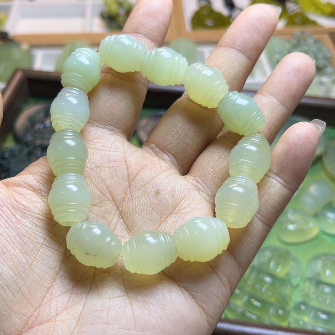 蛇纹石玉未镶嵌颈饰