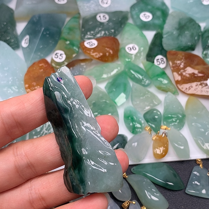 琥***珀翡翠未镶嵌颈饰随型