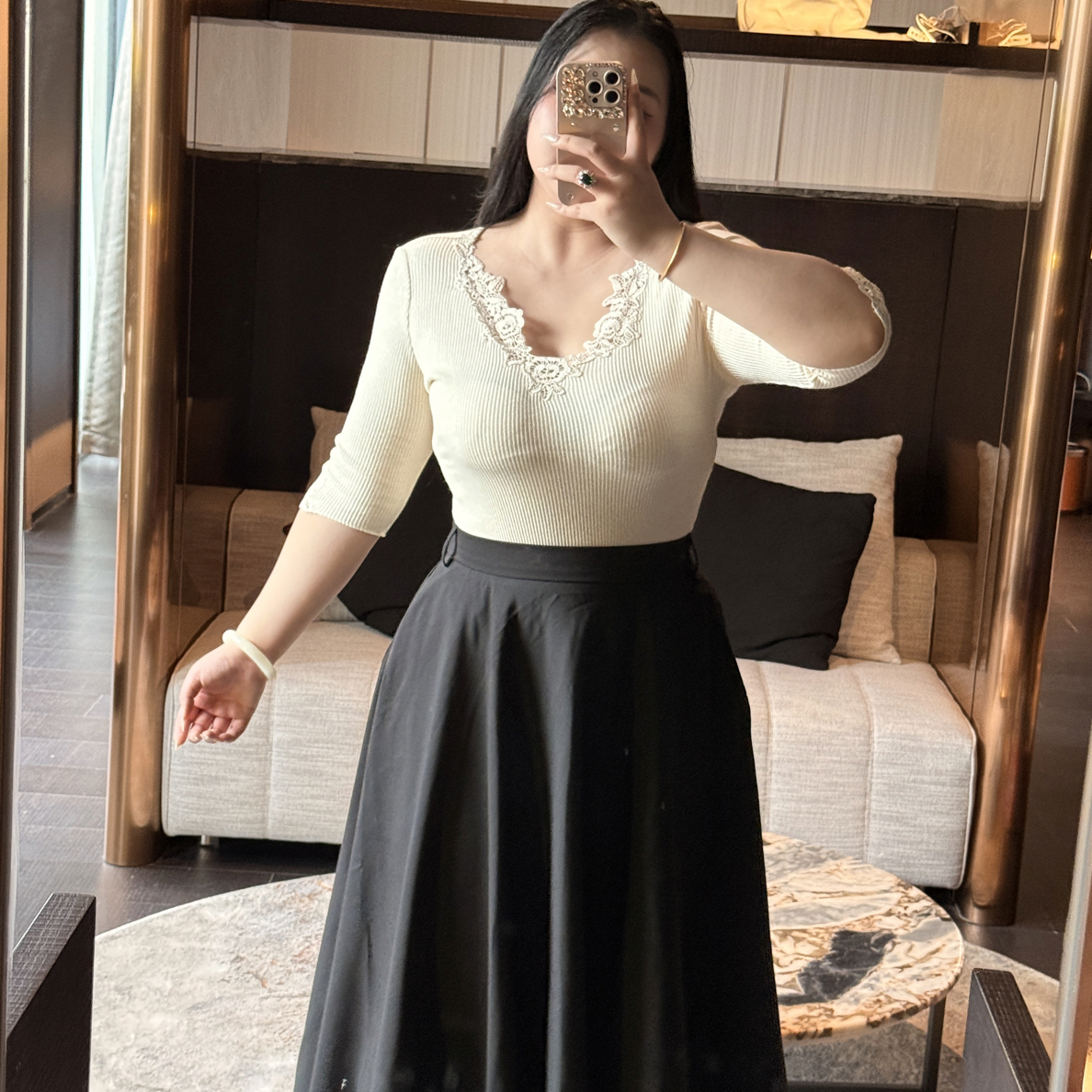 玫瑰刺绣蕾丝V领中袖针织上衣