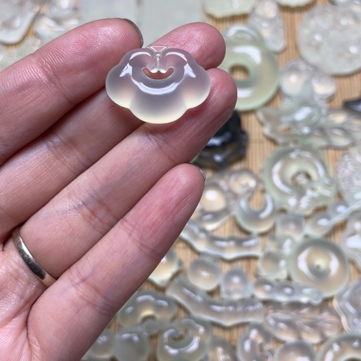 蛇纹石玉颈饰未镶嵌