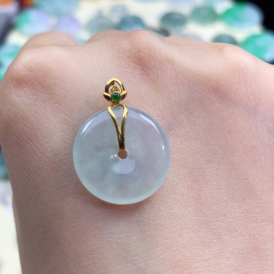 翡翠18K金镶嵌颈饰平安扣