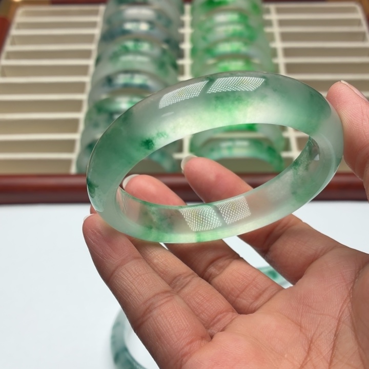 奋***者石英质玉未镶嵌手镯