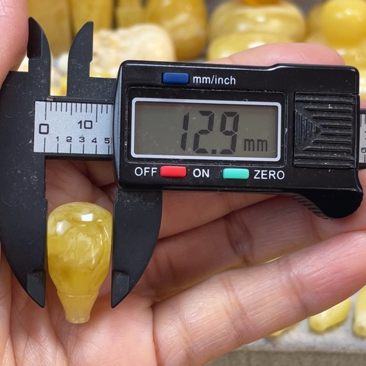 青***旧蜜蜡未镶嵌裸石31杂