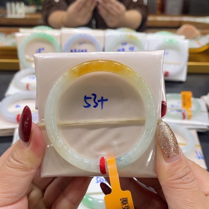 翡翠手镯未镶嵌翡翠