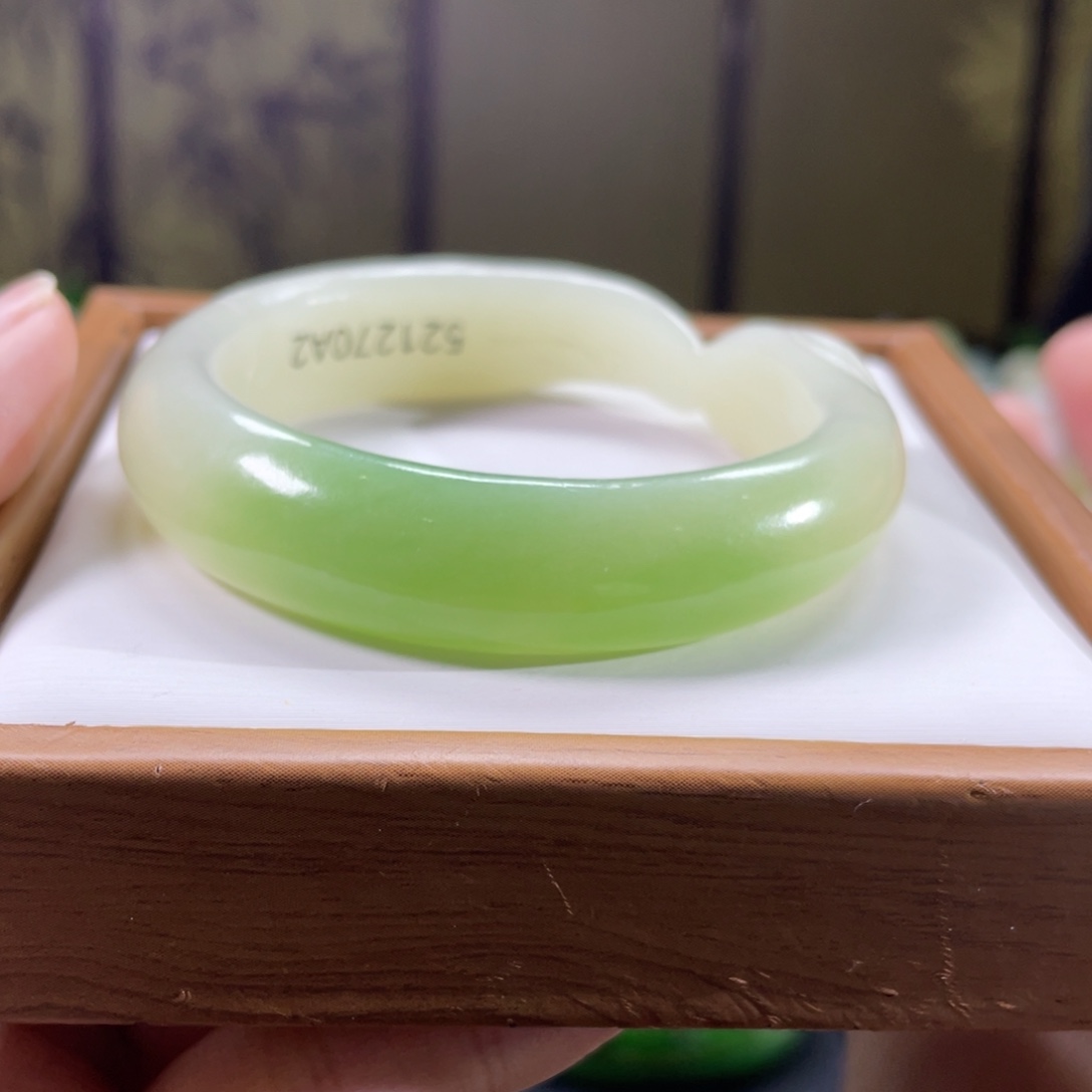 和田玉未镶嵌手镯52圈