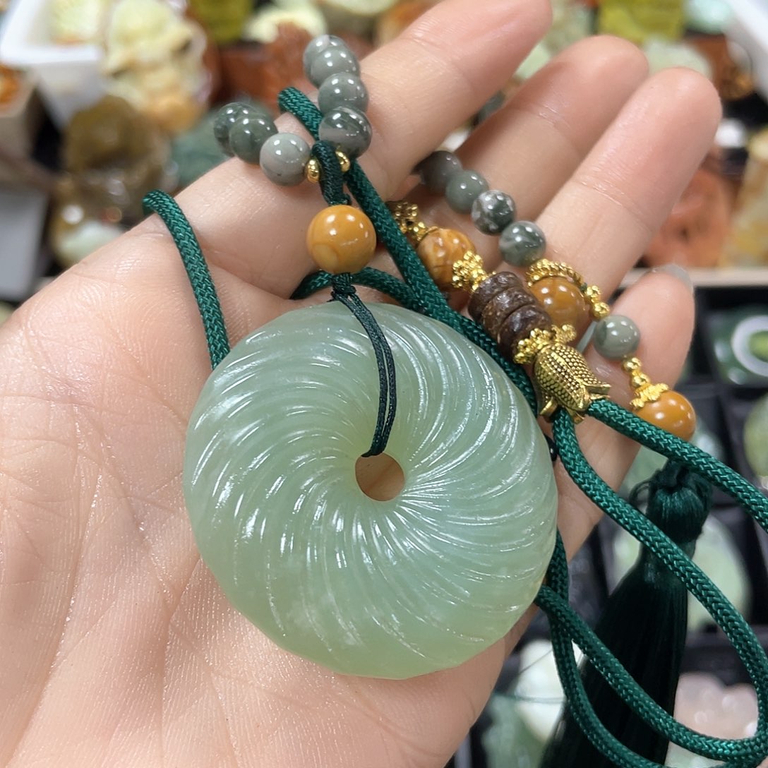 蛇纹石玉颈饰未镶嵌