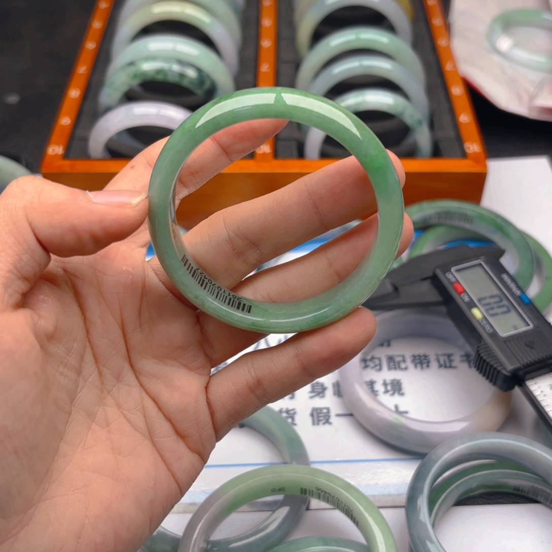 翡翠未镶嵌手镯5556x8. 135