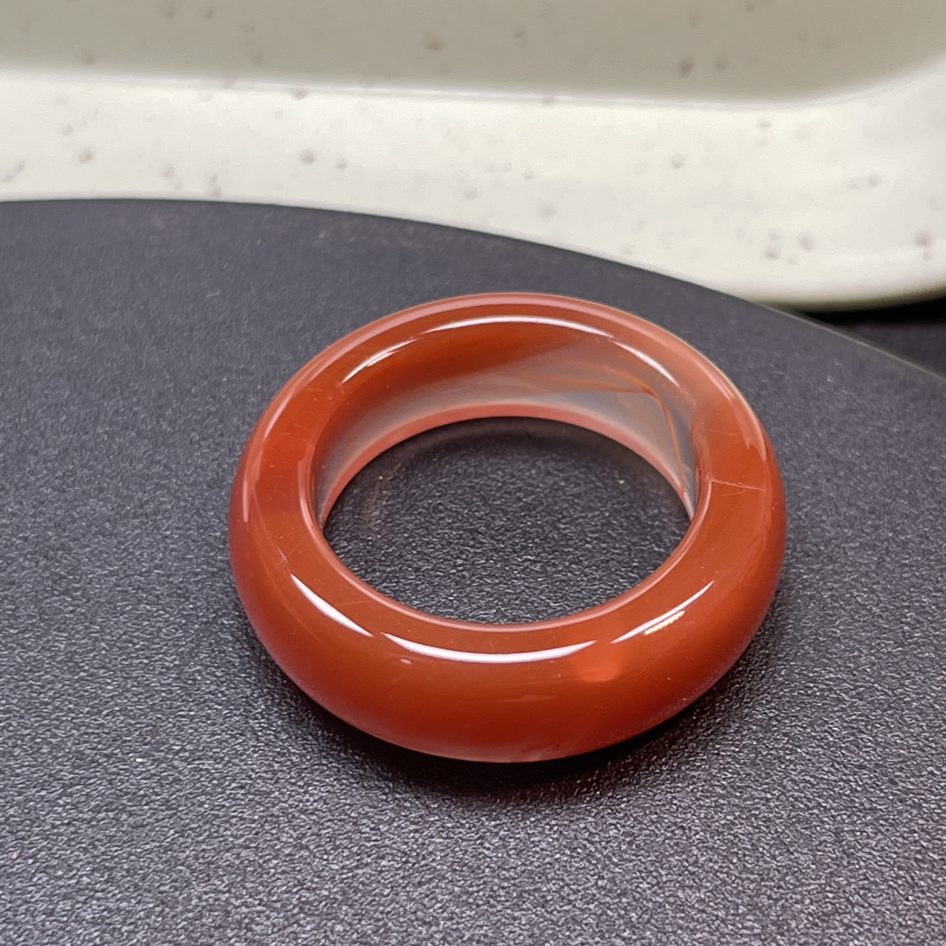 精品南红戒圈，内径17.5mm，整体尺寸25x6.5mm，颜色红润，微微划痕