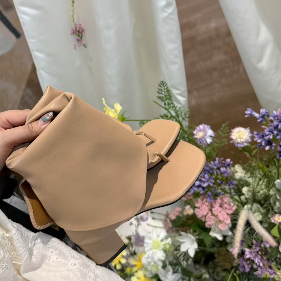 时尚女凉靴夹趾中跟复古时装凉鞋胶粘女靴尖头方头