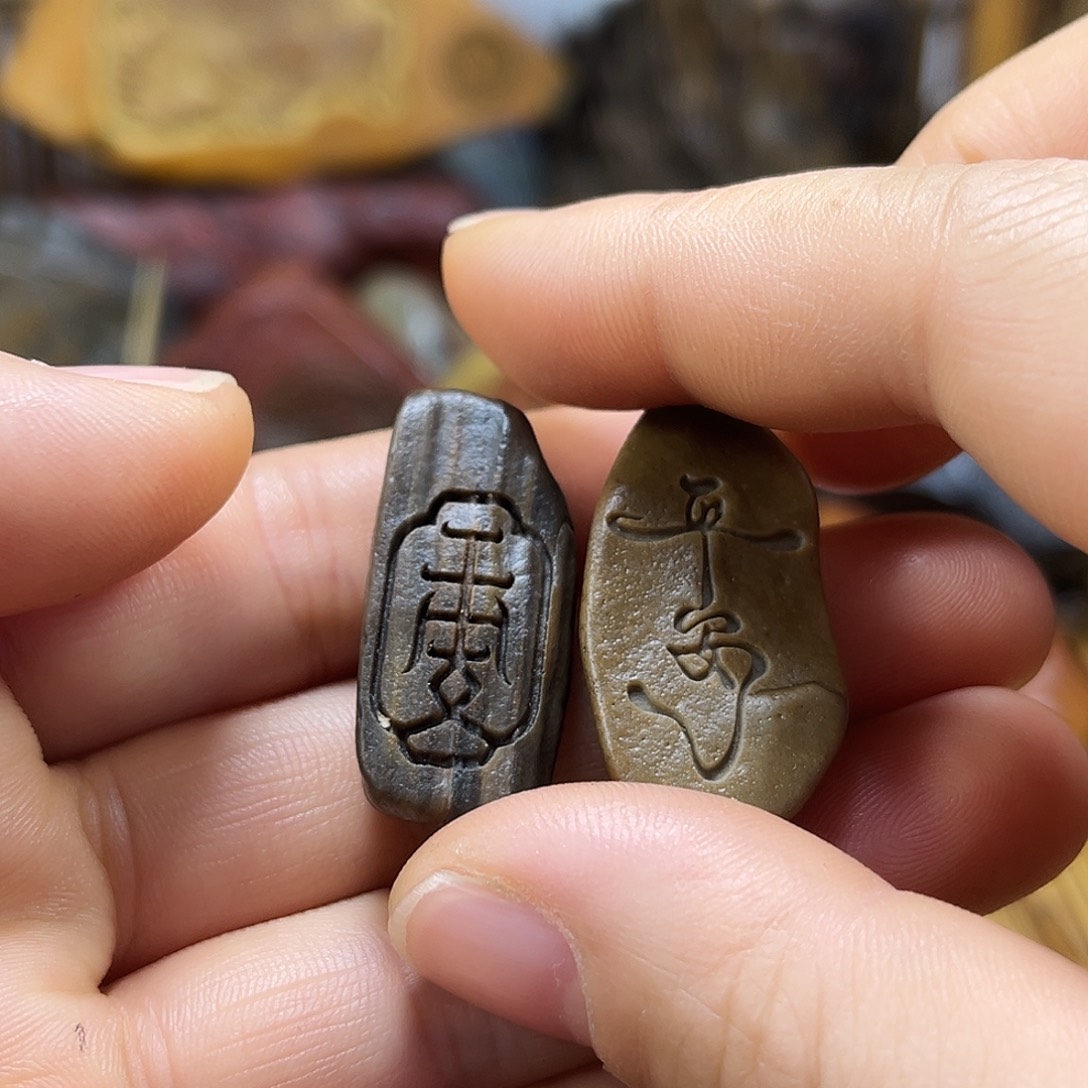 新疆原石雕刻手把件