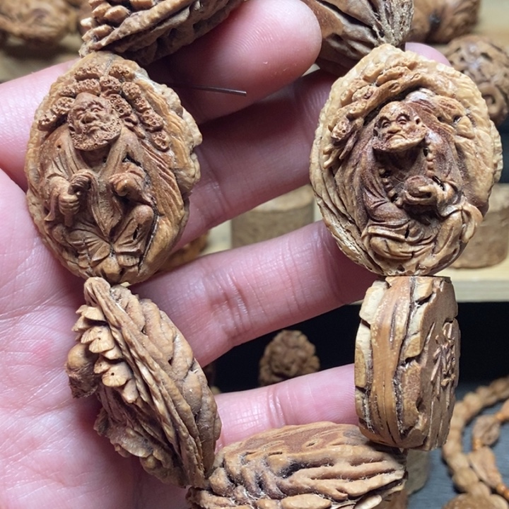 峰***骑核桃把件风味纯手工桃核雕刻达摩