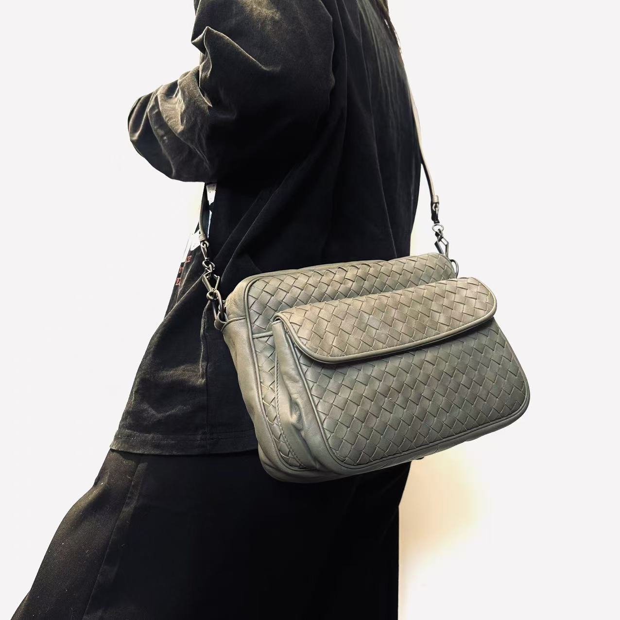 95新 BOTTEGA VENETA/葆蝶家 BV大象灰单肩包 2506260579