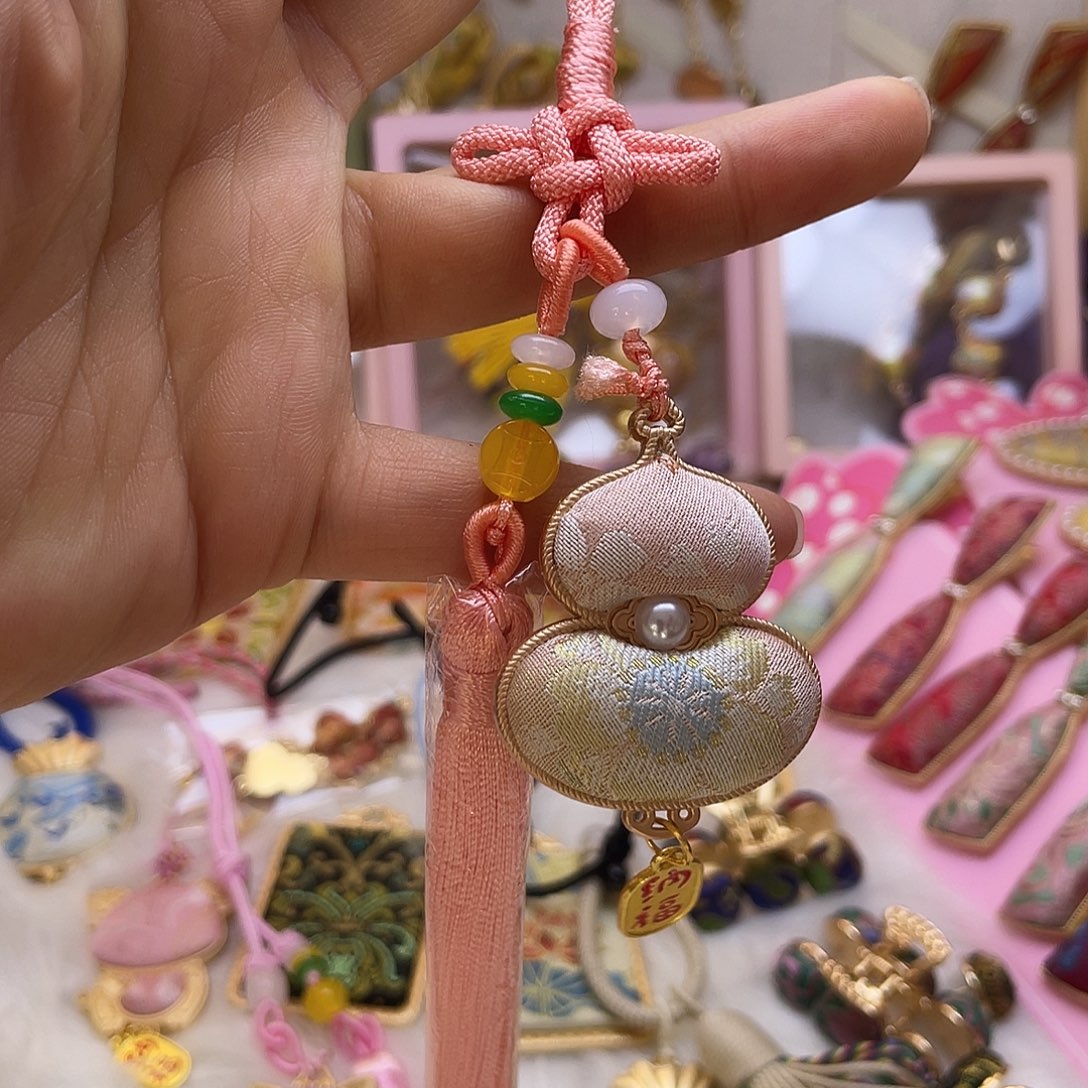 名家宋锦粉色葫芦挂件