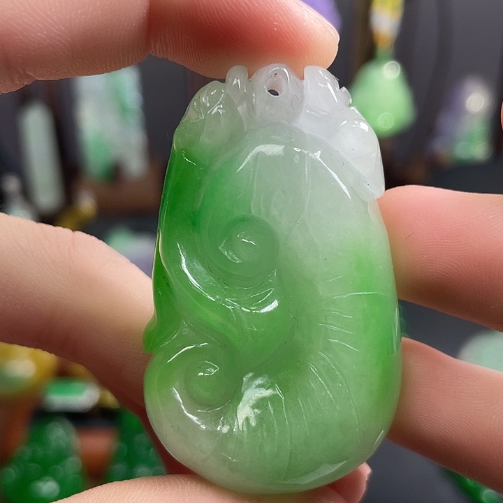 翡翠未镶嵌吊坠(赠链)