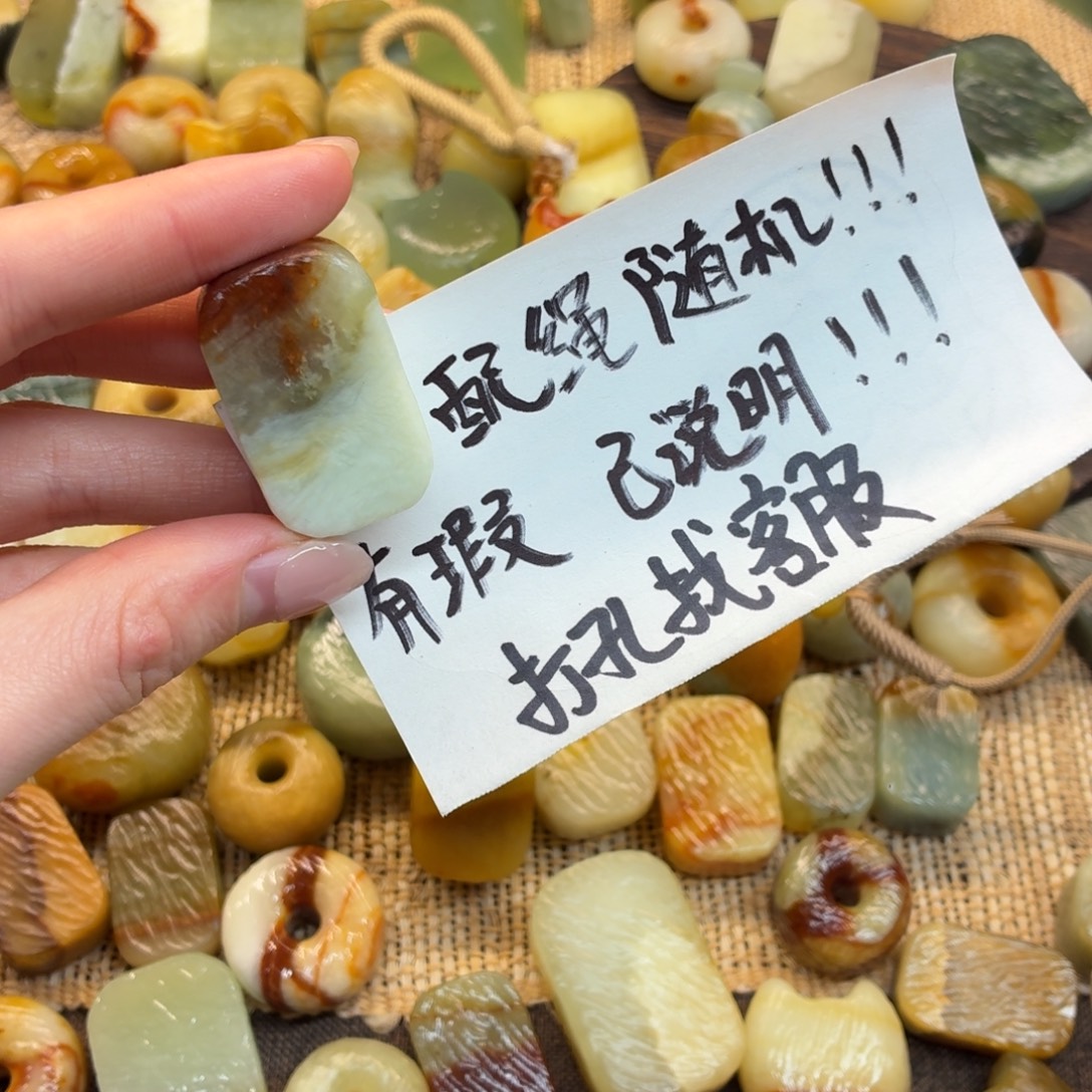 ，***蛇纹石玉未镶嵌颈饰