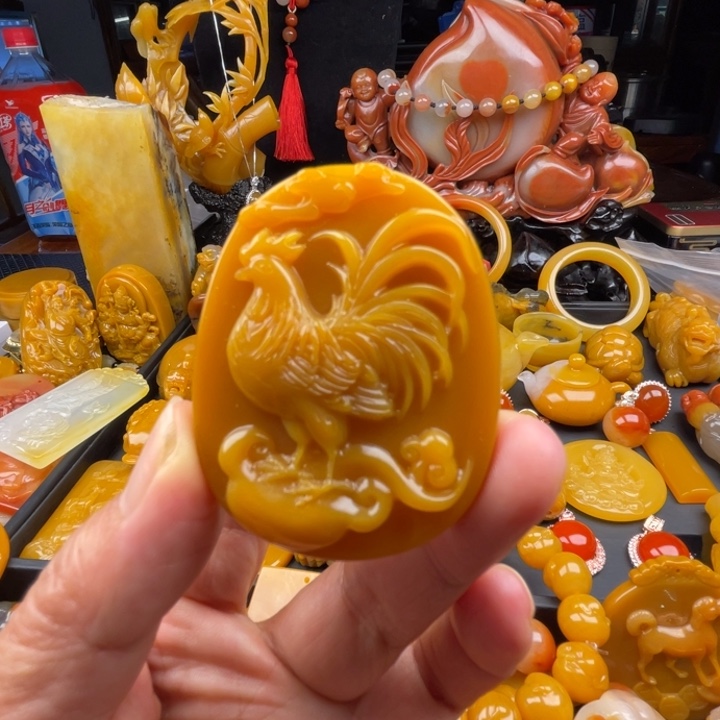 未镶嵌石英质玉（黄龙玉）颈饰