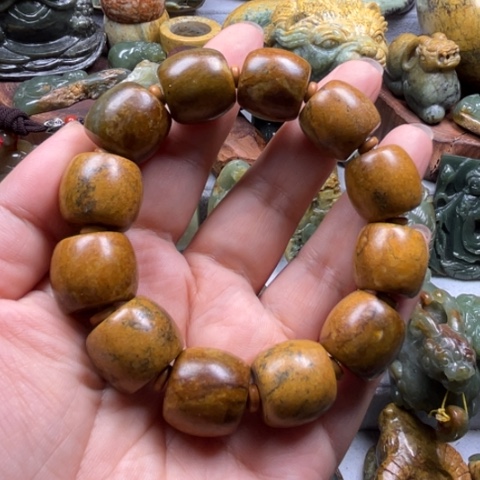 未镶嵌手串岫岩河磨玉（透闪石质玉）佳*！