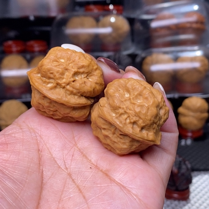 文玩核桃把件小金蝉…………86