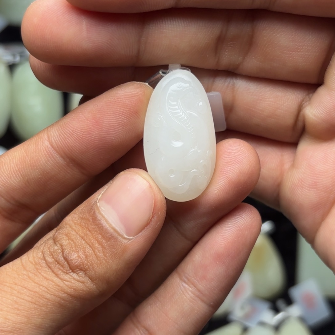 石***福和田玉未镶嵌颈饰