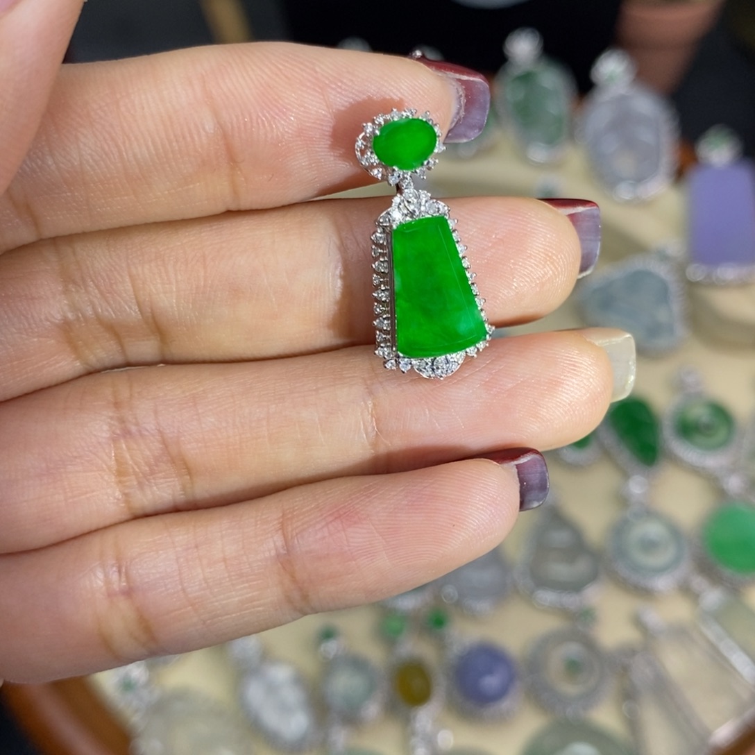 翡翠颈饰18K金镶嵌A货翡翠